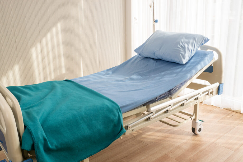 Leito de hospital representando o aumento de internações por doenças causadas pela falta de saneamento no Brasil