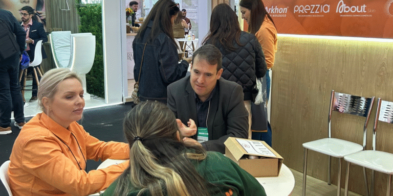 Estande da Gabbia na FCE Cosmetique 2025 apresentando a linha About Skin com pós-bióticos em pó para cuidados com a pele