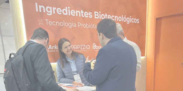 Estande da Gabbia Biotecnologia na FCE Cosmetique 2025, com equipe presente e apresentação de ingredientes funcionais para cosméticos, alimentos e soluções ambientais.