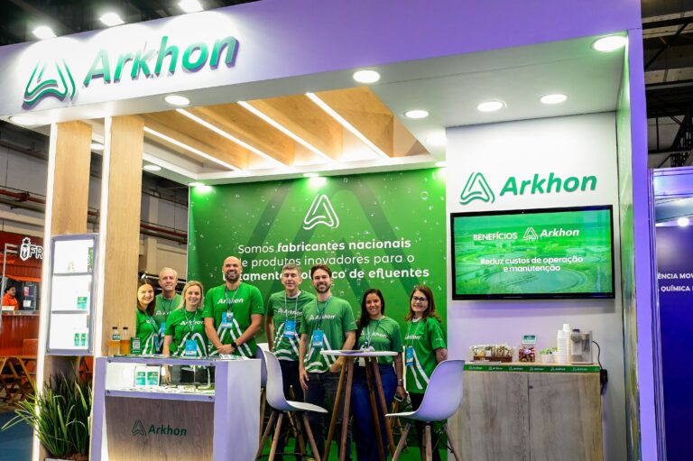 Equipe da Gabbia Biotecnologia no estande da linha Arkhon durante a Fenasan 2025, apresentando soluções biotecnológicas para tratamento biológico de efluentes e redução de custos operacionais.