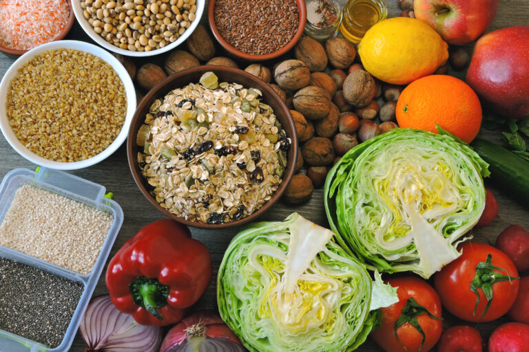 Alimentos naturais ricos em ingredientes funcionais, como grãos integrais, sementes, frutas, legumes, oleaginosas e fibras, associados à saúde intestinal e à nutrição funcional